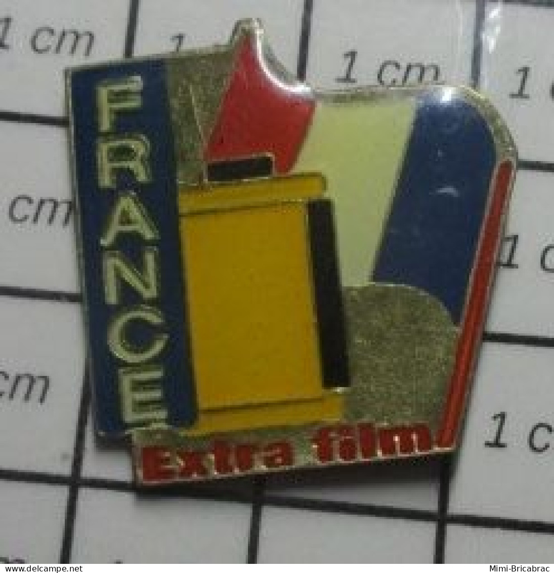 716B Pin's Pins / Beau Et Rare / PHOTOGRAPHIE / ROULEAU DE PELLICULE ARGENTIQUE EXTRA FILM DRAPEAU FRANCE - Photography