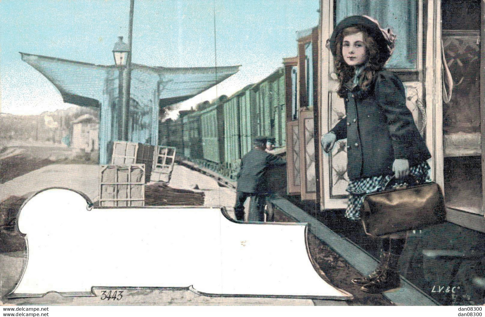 J'ARRIVE A  CARTE A COMPLETER JEUNE FEMME QUI DESCEND DU TRAIN - Stations With Trains