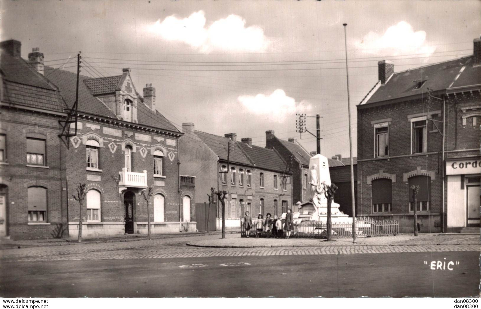 62 VITRY EN ARTOIS LE MONUMENT AUX MORTS ET UN COIN DE LA PLACE CPSM - Vitry En Artois