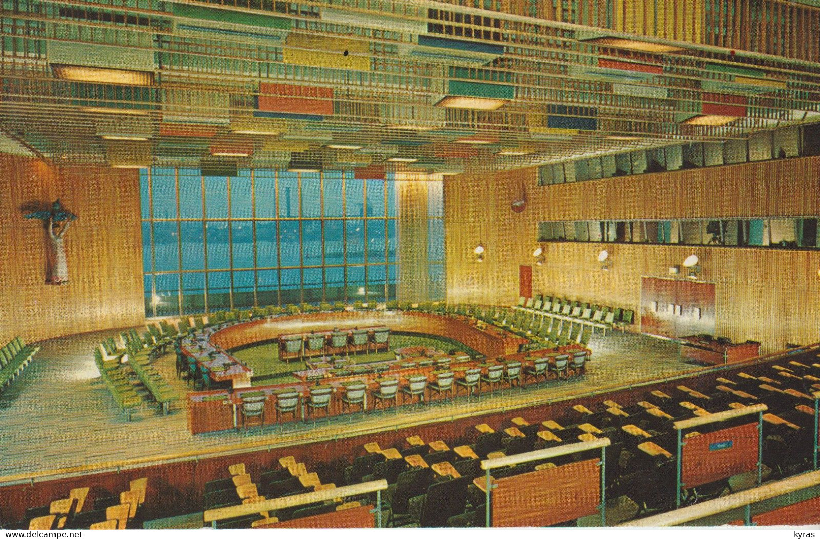 Cpm 9x14. U.S.A. Nations Unies Trusteeship Council Chamber ( Au Dos RARE Timbre Nations Unies 1c. Multi Color) - Altri Monumenti, Edifici