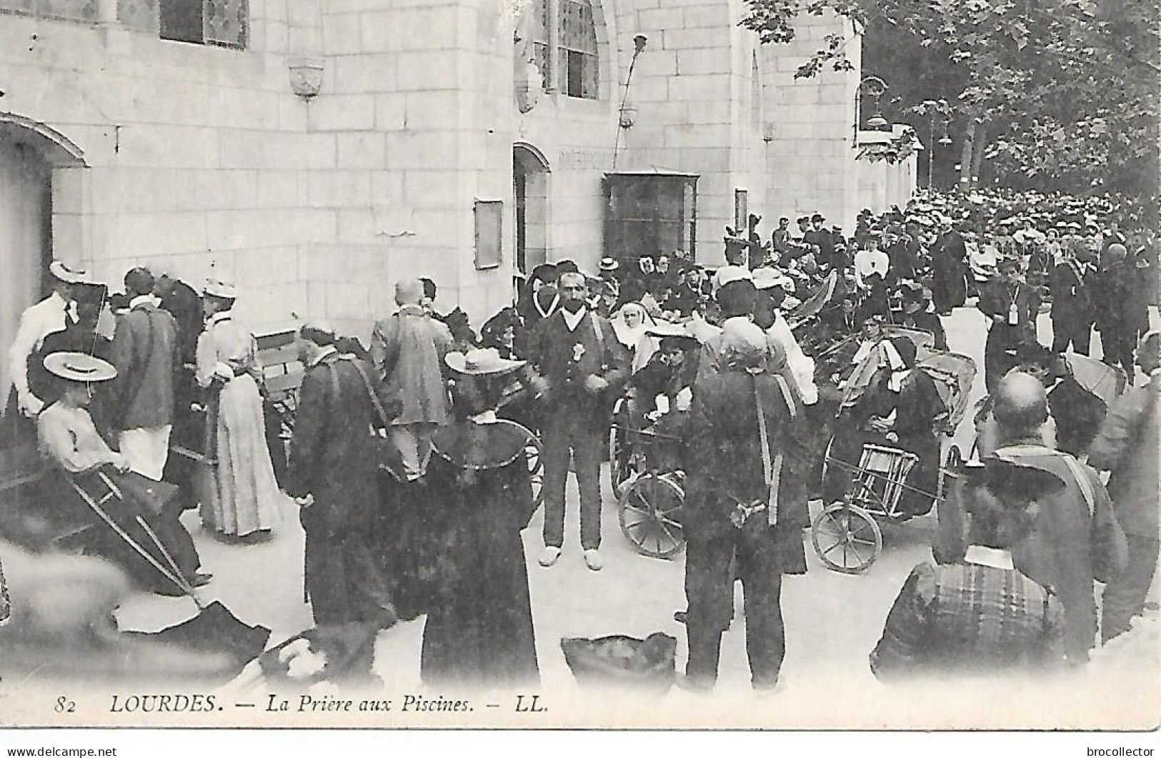 LOURDES ( 65 )  - La Prière Aux Piscine - Heilige Plaatsen