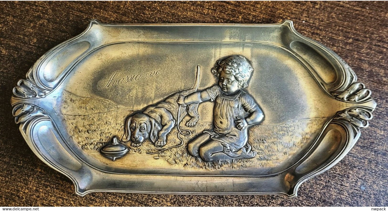 WMF Versilbertes Jugendstil-Mädchen Mit Dackel Und Drehendem Kartenfach / Silver Plated Art Nouveau Girl With Dachshund - Art Nouveau / Art Deco