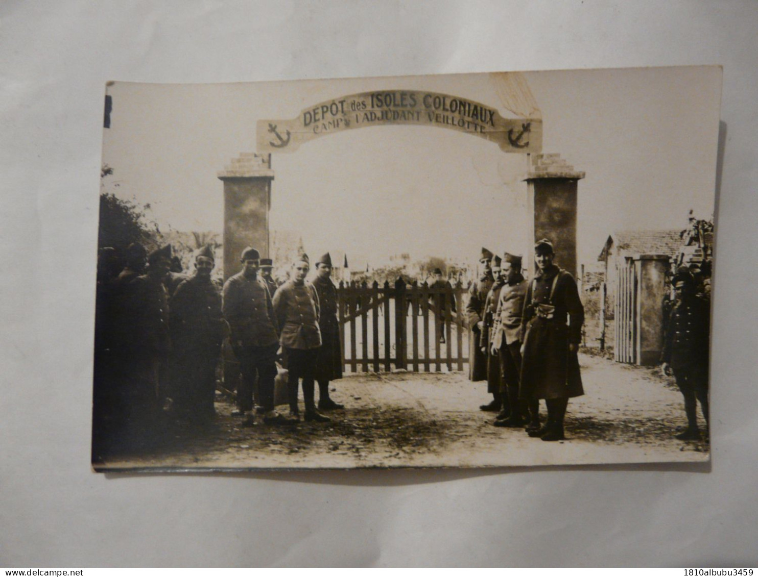 RARE CARTE PHOTO MILITARIA - DEPÔT DES ISOLES COLONIAUX : Scène Animée ( Camp De L'Adjudant VEILLOTTE) BEYROUTH - Liban