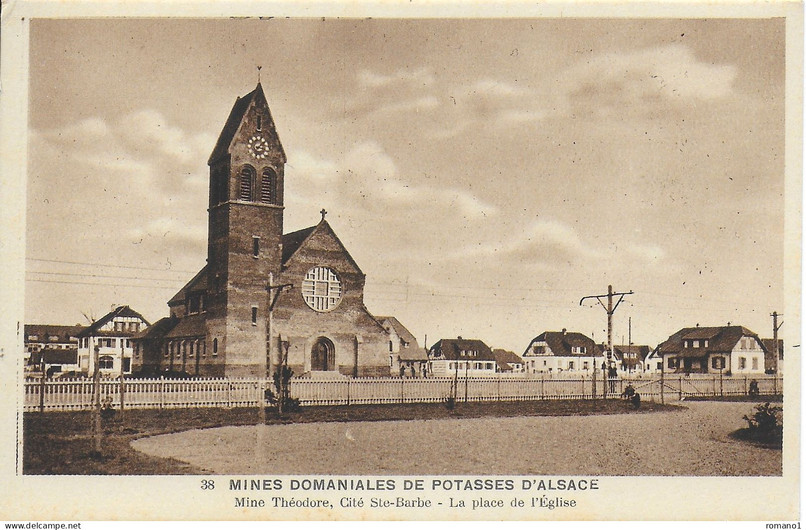 68)  WITTENHEIM - Mines Domaniales De Potasses D' Alsace - Mine Théodore Cité Ste Barbe - La Place De L' Eglise - Wittenheim