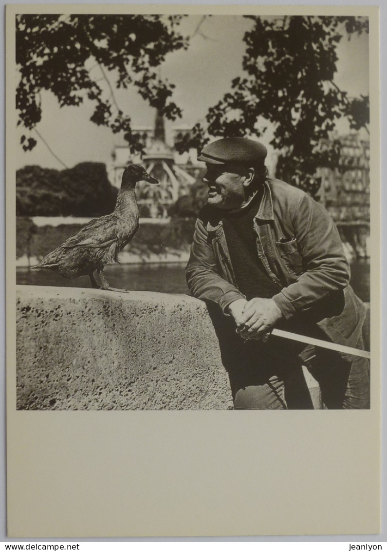 HOMME ET CANARD - Quais De Seine à Paris - Carte Postale Moderne Reproduisant Une Photo Robert Doisneau - Doisneau