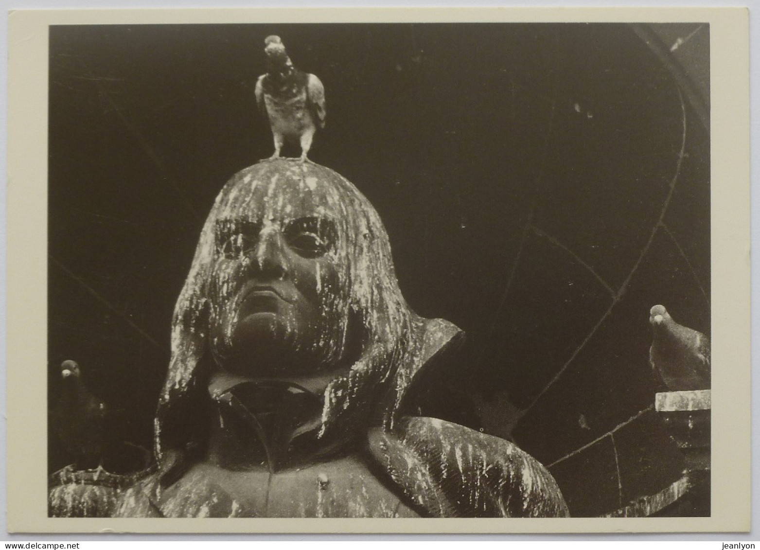 STATUE DE CARNOT / PARIS - Pigeons - Carte Postale Moderne Reproduisant Une Photo Robert Doisneau - Doisneau