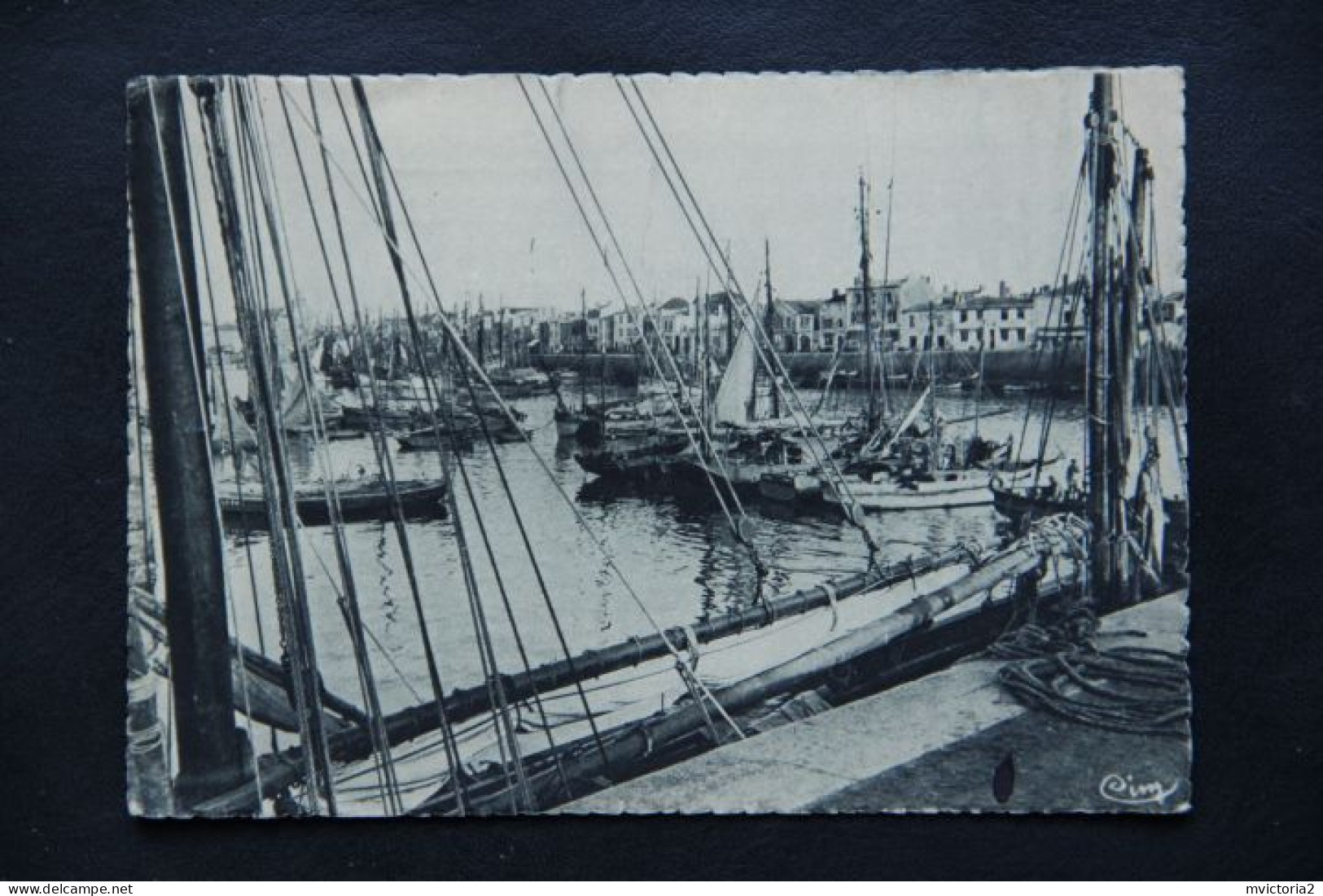 85 - LES SABLES D'OLONNE : Jolie échappée Sur Le Port - Sables D'Olonne