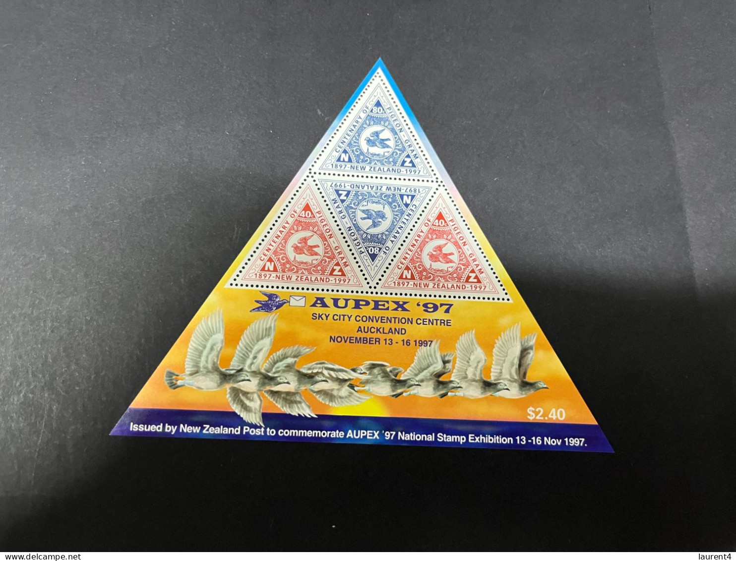 (stamp 17-12-2023) Mint (Neuve) New Zealand Mini-sheet - AUPEX 97 - Triangle Stamps Shape Mini-sheet (14 X 13,5 Cm) - Blocs-feuillets