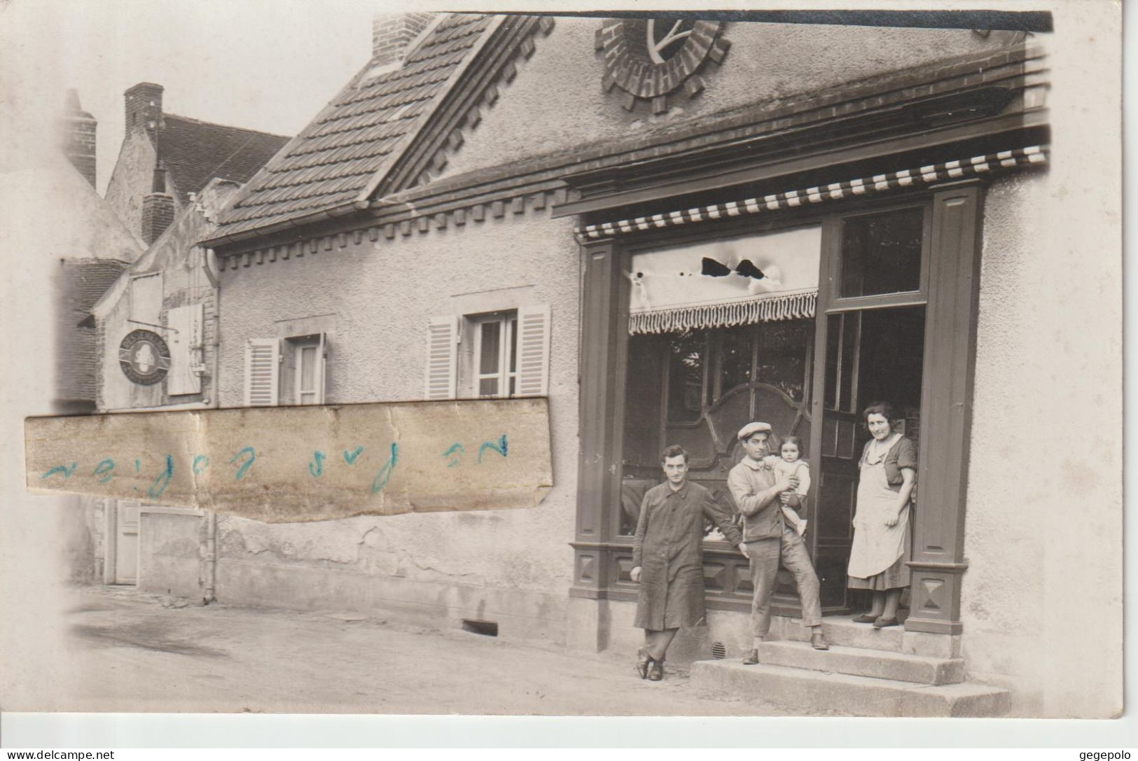 NERIS LES BAINS - On Pose Devant Une Boutique à Localiser ( Carte Photo ) - Neris Les Bains