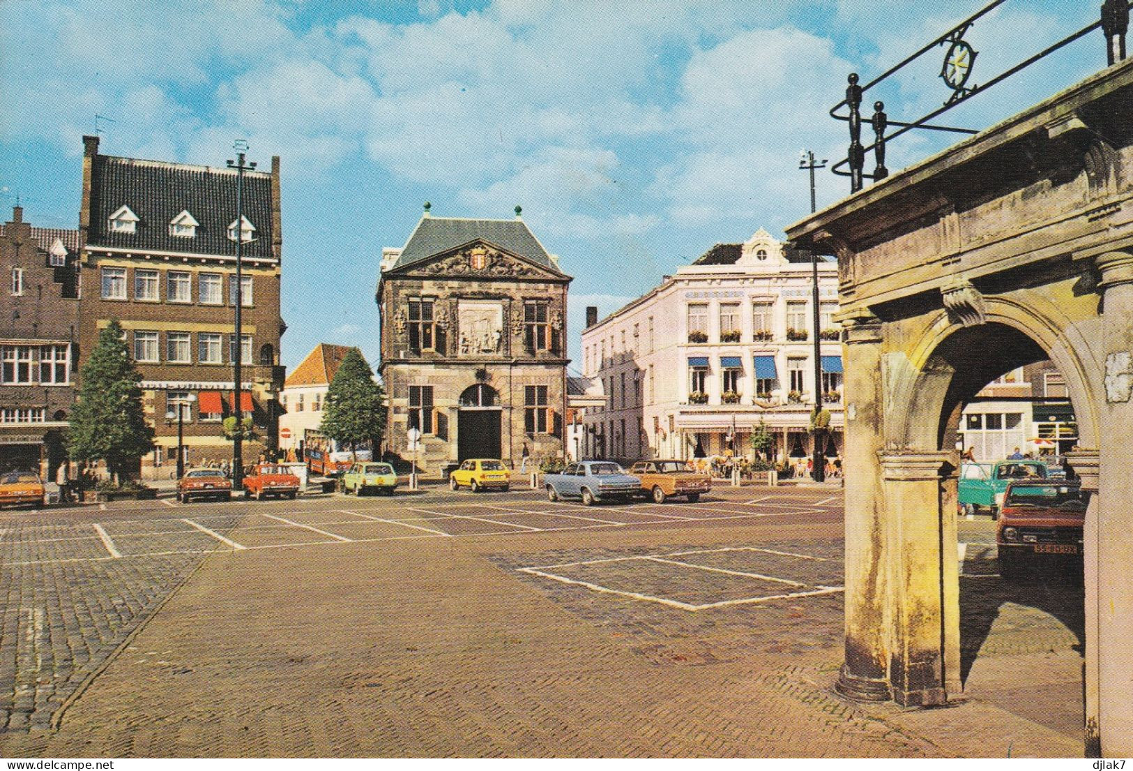 Pays Bas Gouda Vue Du Kaaswaag Depuis La Droite Hôtel De Zalm Avec Automobiles - Gouda