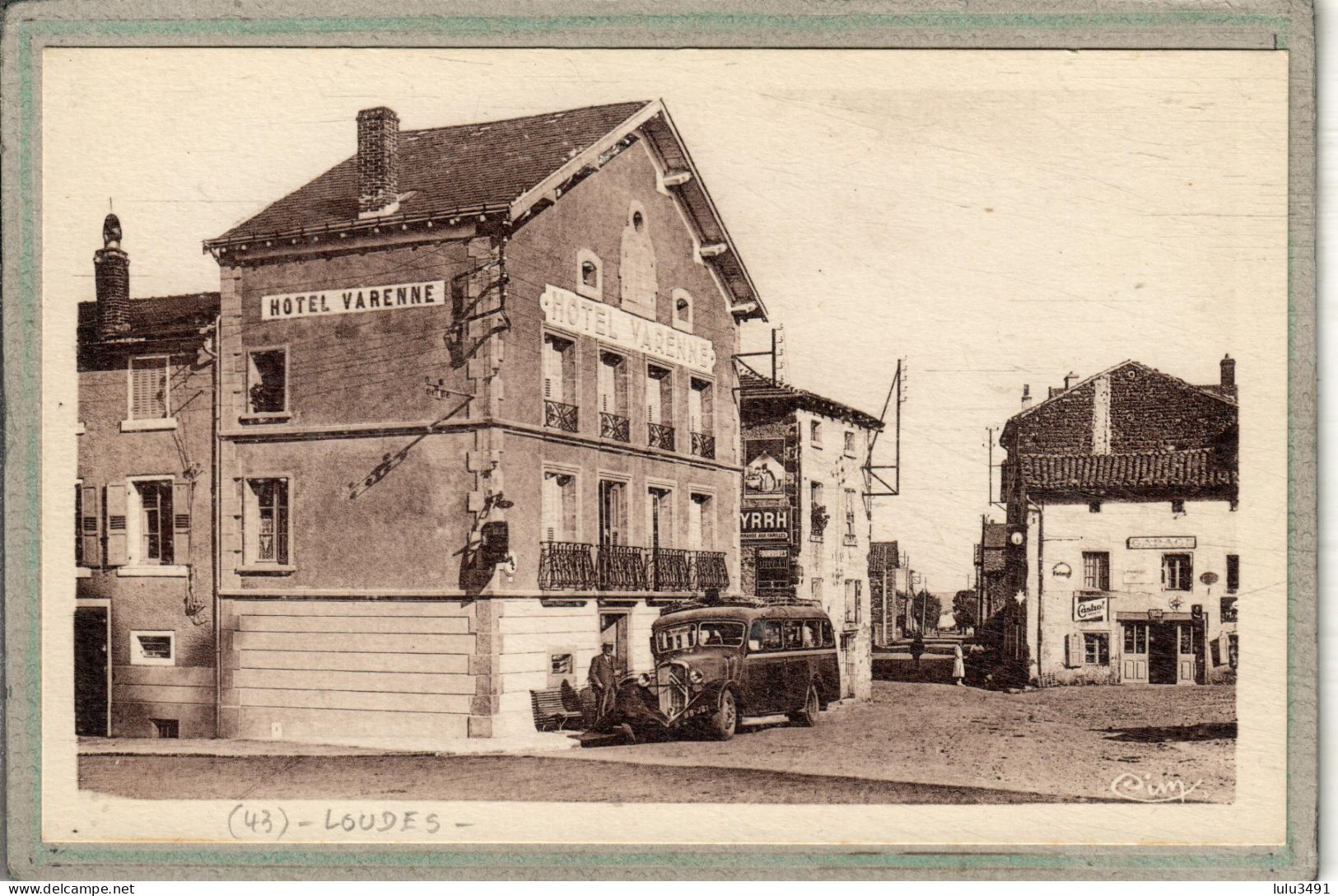 CPA (43) LOUDES - Arrivée De L'autobus Route Du Puy - Plaque émaillée Byrrh - 1930 - Garage Castrol - Loudes