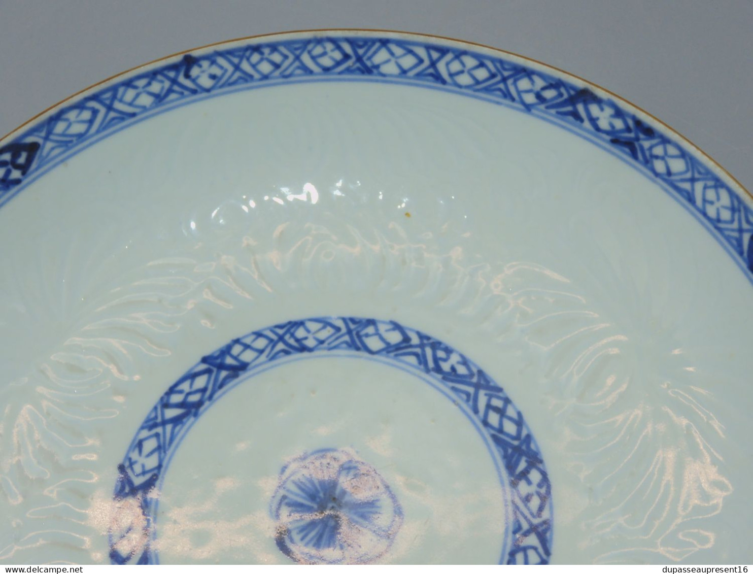 -BELLE ASSIETTE CREUSE PORCELAINE CHINE BLANC/BLEU Avec Cheveux & 1 éclat ASIE    E - Andere & Zonder Classificatie