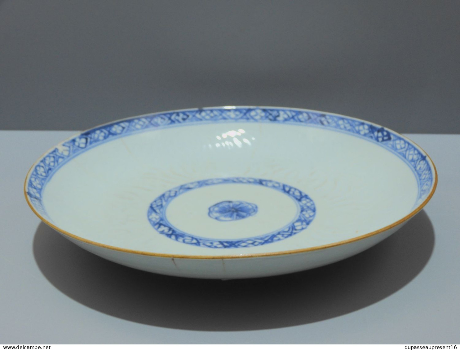 -BELLE ASSIETTE CREUSE PORCELAINE CHINE BLANC/BLEU avec cheveux & 1 éclat ASIE    E