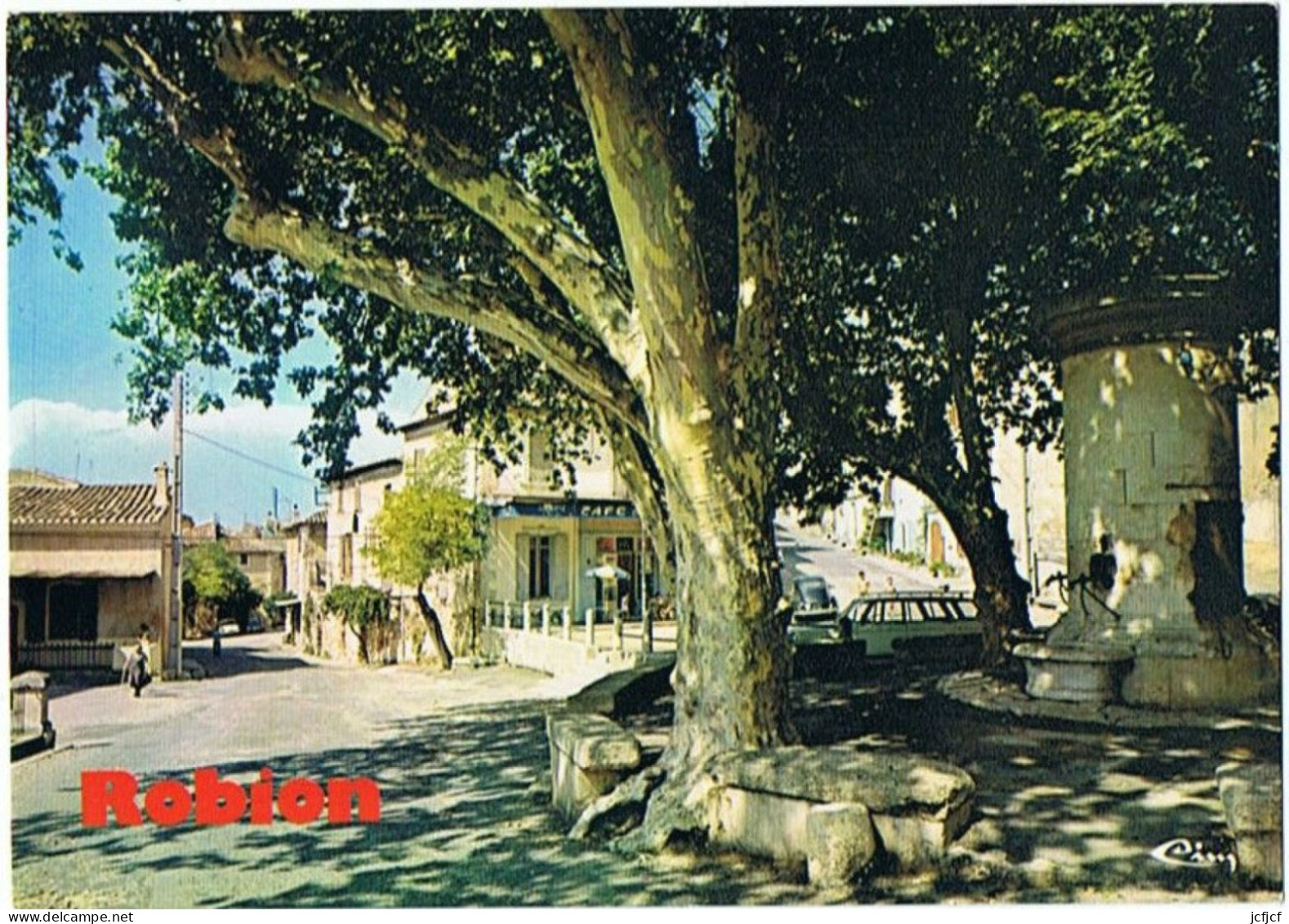 CPM..84..ROBION..VAUCLUSE..LA FONTAINE SUR LA PLACE DE LA MAIRIE..CAFE.. - Robion