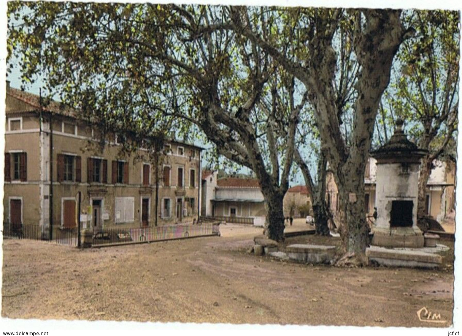 CPM..84..ROBION..VAUCLUSE..LA MAIRIE LA POSTE ET LA FONTAINE - Robion