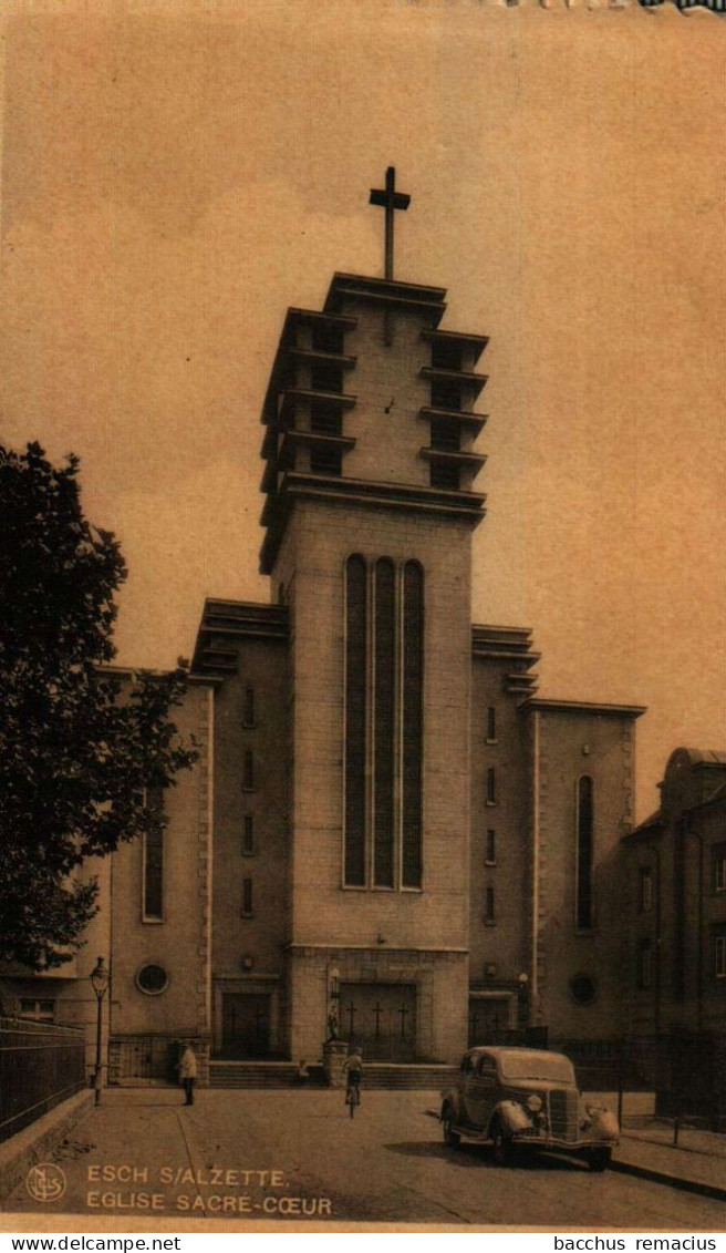 ESCH-SUR-ALZETTE   Église Sacré-Coeur (à Droite Belle Ancienne Voiture) - Esch-Alzette