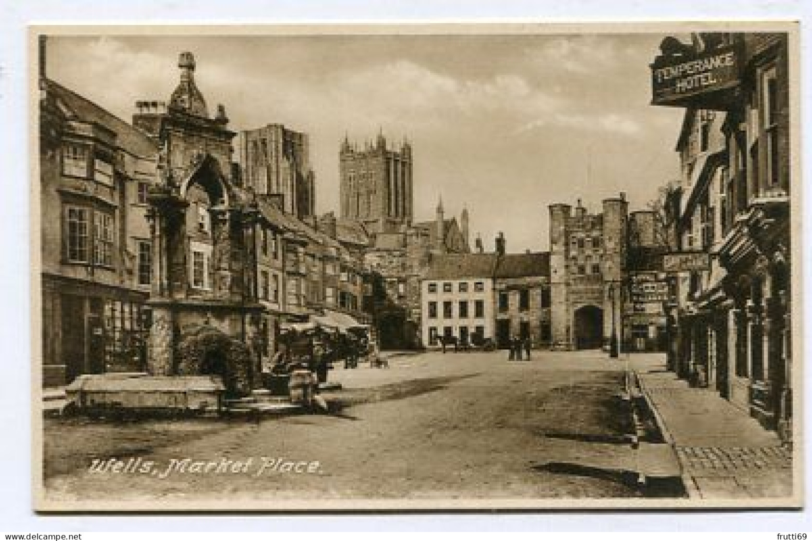 AK 187615 ENGLAND - Wells - Market Place - Wells