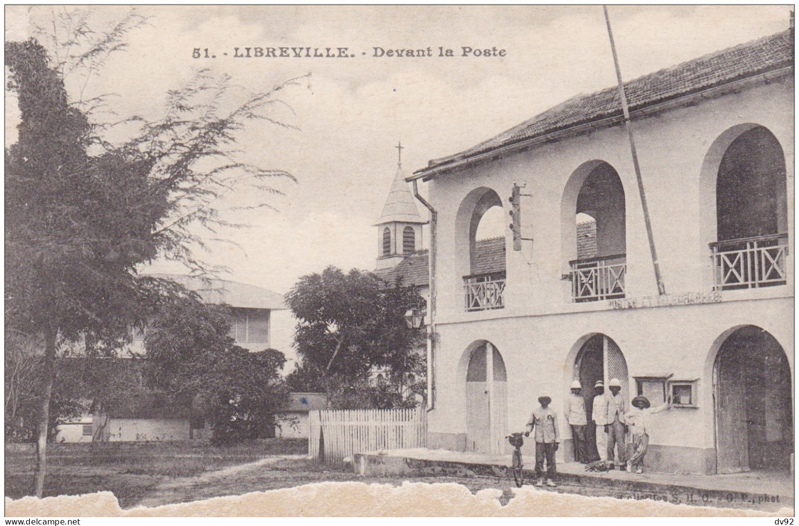 GABON LIBREVILLE DEVANT LA POSTE - Gabon