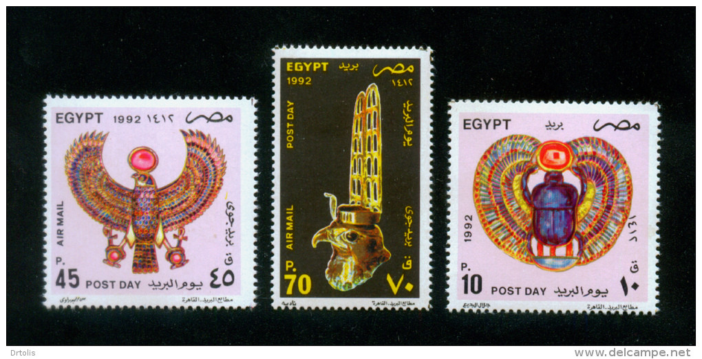 EGYPT / 1992 / POST DAY / SCARAB PECTORAL ; EAGLE PECTORAL & GOLDEN SAKER FALCON HEAD ( FROM TUTANKHAMUN'S TOMB ) / MNH - Nuovi