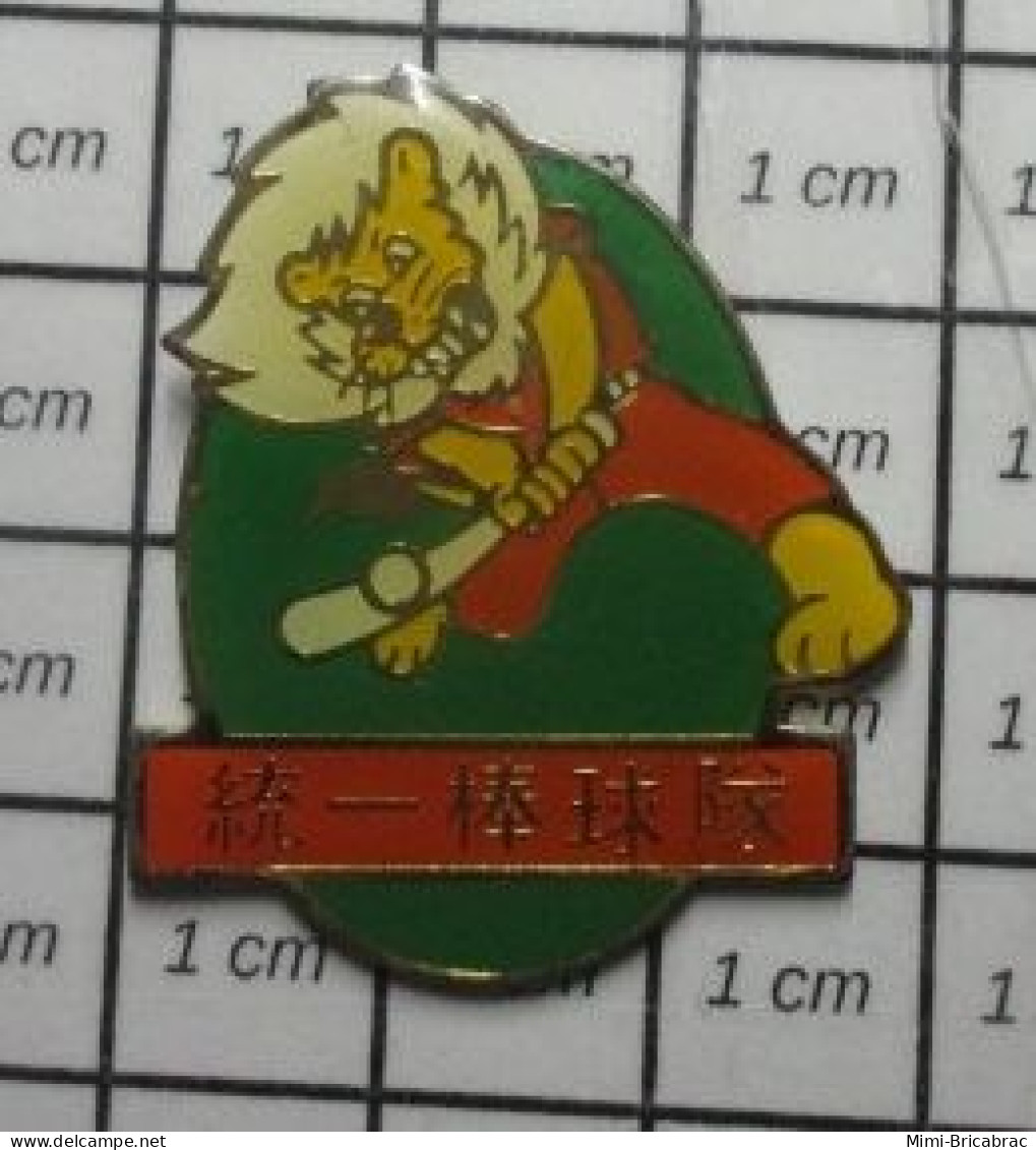 610E Pin's Pins / Rare Et De Belle Qualité !!! SPORTS / LION JOUEUR DE BASEBALL + TEXTE EN JAPONAIS ? - Baseball