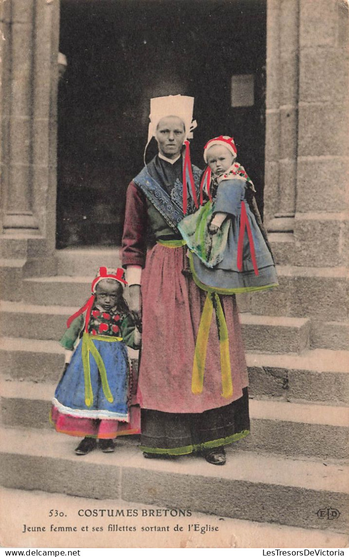 FOLKLORE - Costumes - Costumes Bretons - Jeune Femme Et Ses Filles Sortant De L'église - Carte Postale Ancienne - Costumes