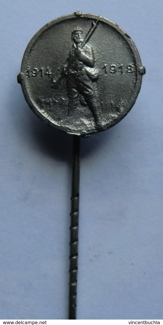Petite épinglette 1914-1918 Poilu Avec Fusil Diamètre 14 Mm - Frankrijk