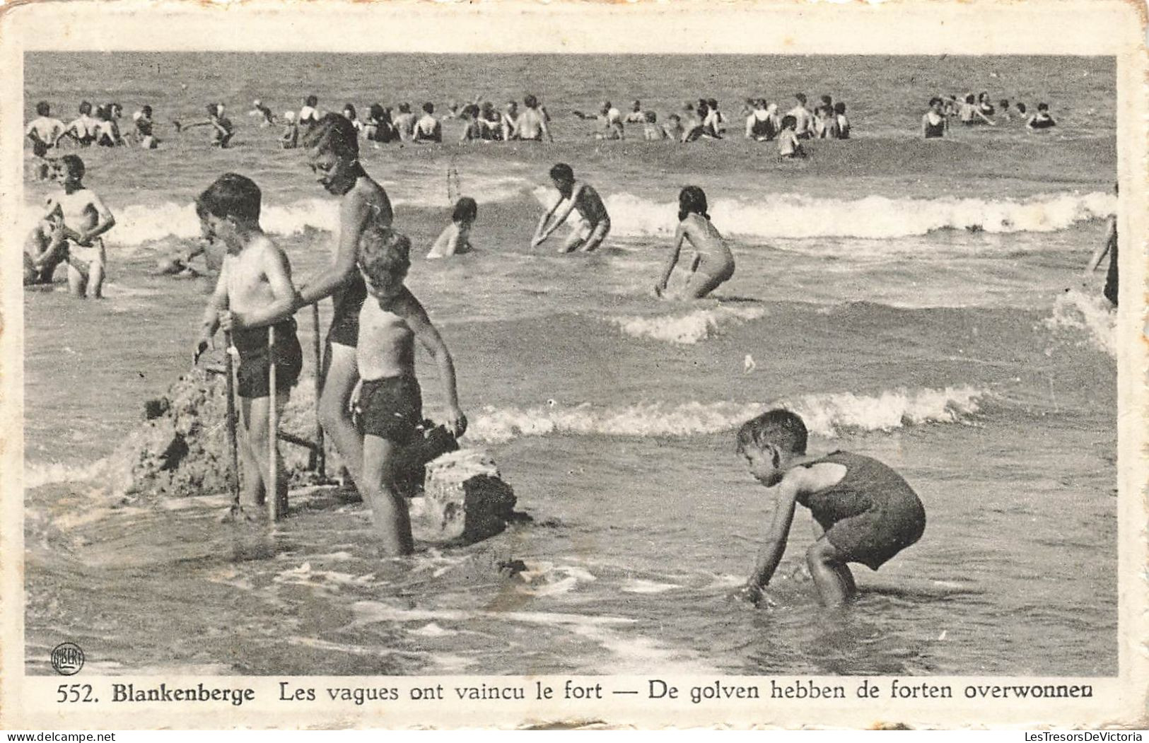 BELGIQUE - Blankenberge - Les Vagues Ont Vaincu Le Fort - Enfants Dans La Mer - Carte Postale - Blankenberge