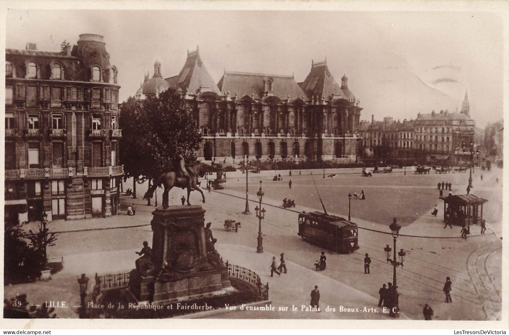 FRANCE - Lille - Place De La République Et Fairdherbe - Vue D'ensemble Sur Le Palais Des Beaux-Arts - Carte Postale - Lille