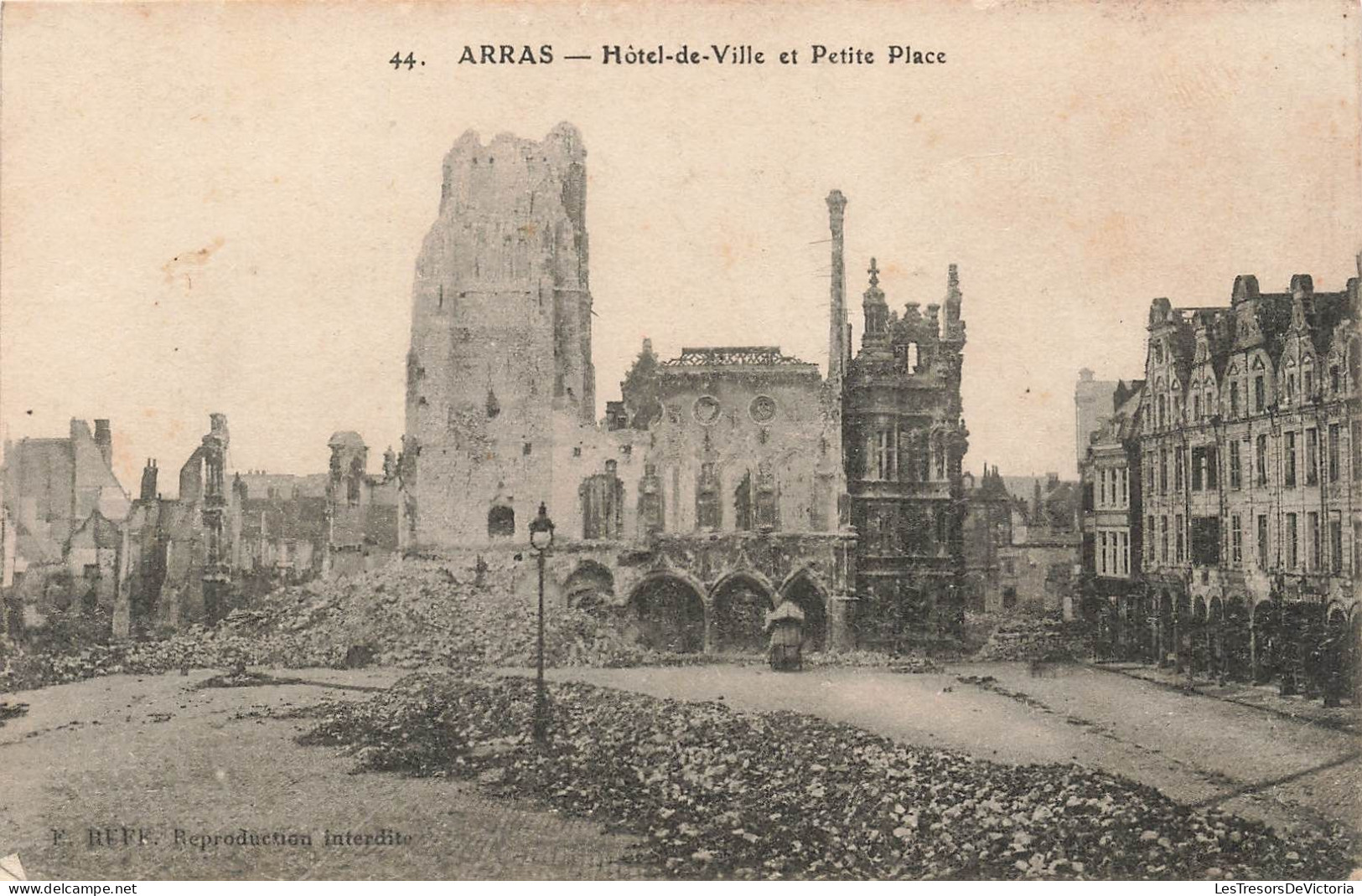 FRANCE - Arras - Hôtel De Ville Et Petite Place - Carte Postale Ancienne - Arras