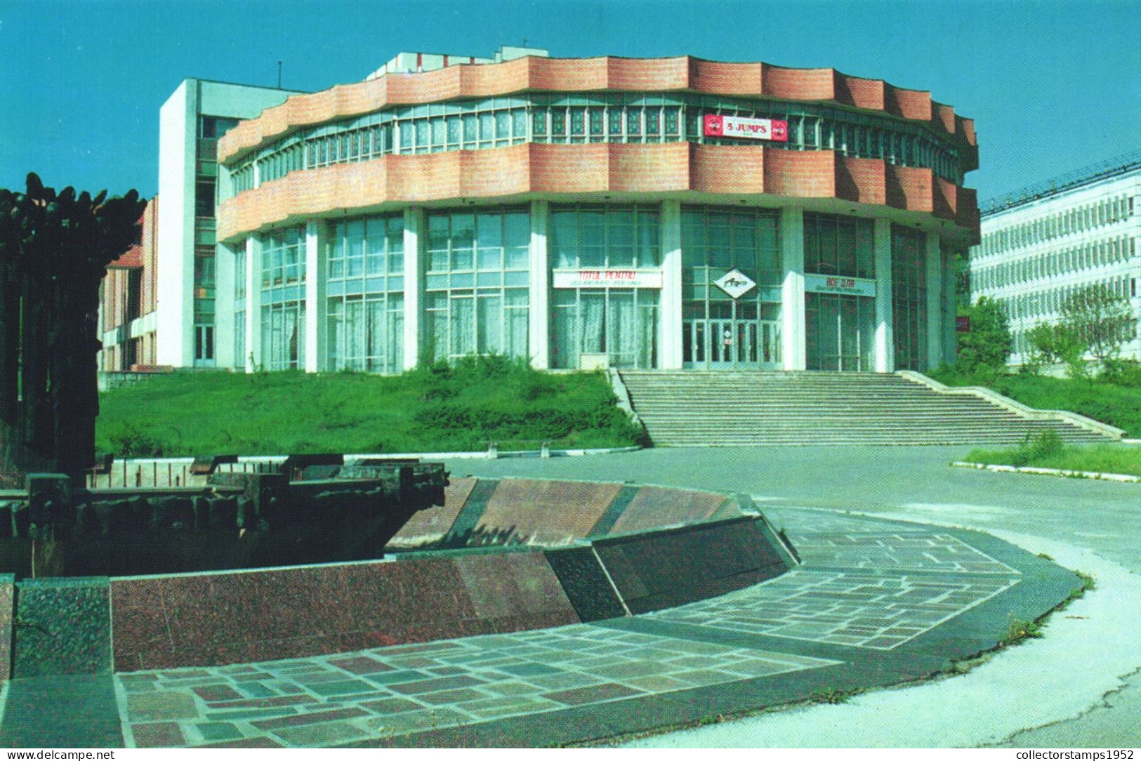 CHISINAU, PALATUL DE CULTURA AL FEROVIARILOR, ARCHITECTURE, FOUNTAIN, MOLDOVA - Moldavië