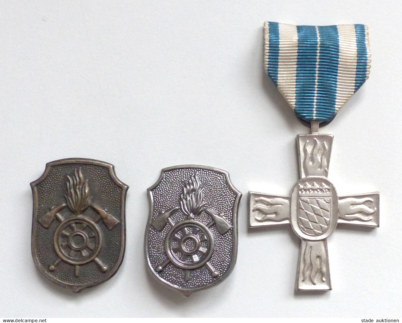 Feuerwehr Bayern Verdienstkreuz In Silber Und 2 Uniform-Abzeichen In Bronze Und Silber I-II Pompiers - Firemen