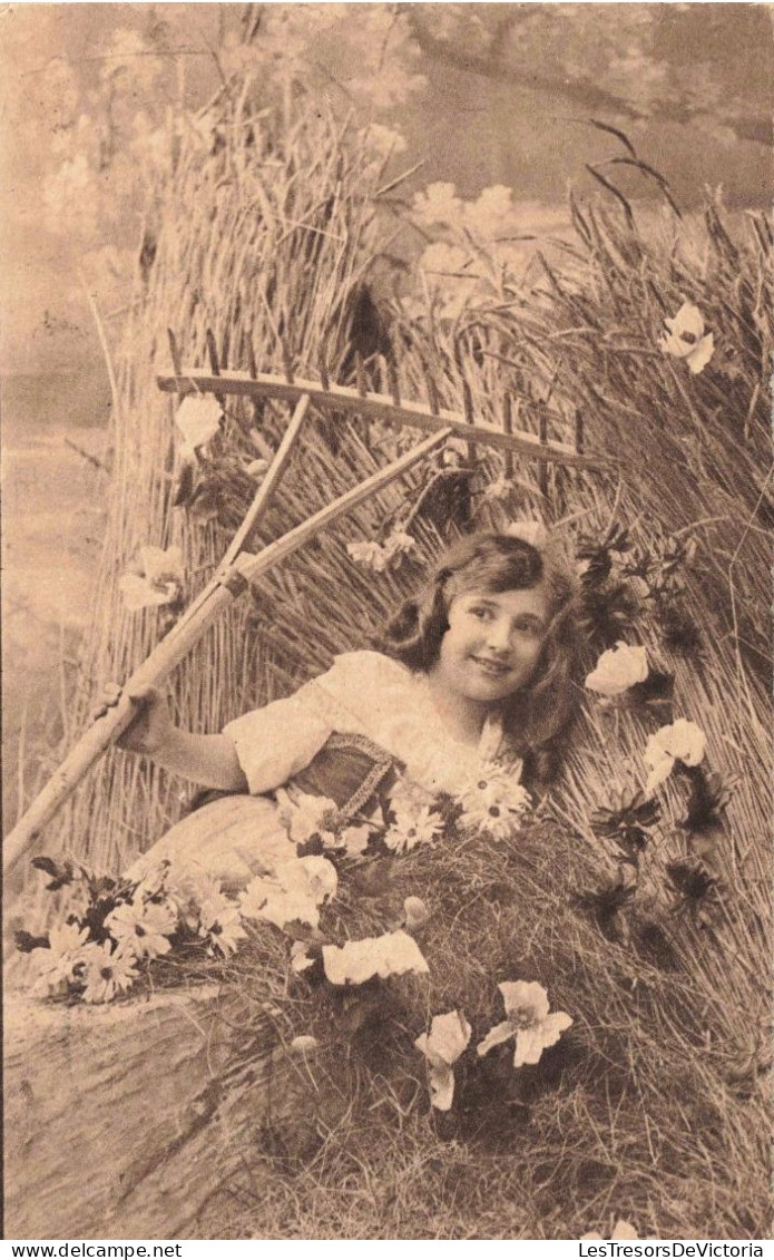 PHOTOGRAPHIE - Jeune Fille - Râteau - Foin - Carte Postale Ancienne - Mostre Universali