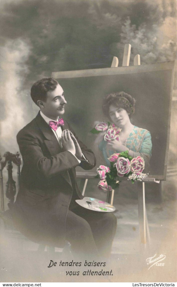 PHOTOGRAPHIE - Couple - Costume - Fleurs - De Tendres Baisers Vous Attendent - Carte Postale Ancienne - Universal Exhibitions