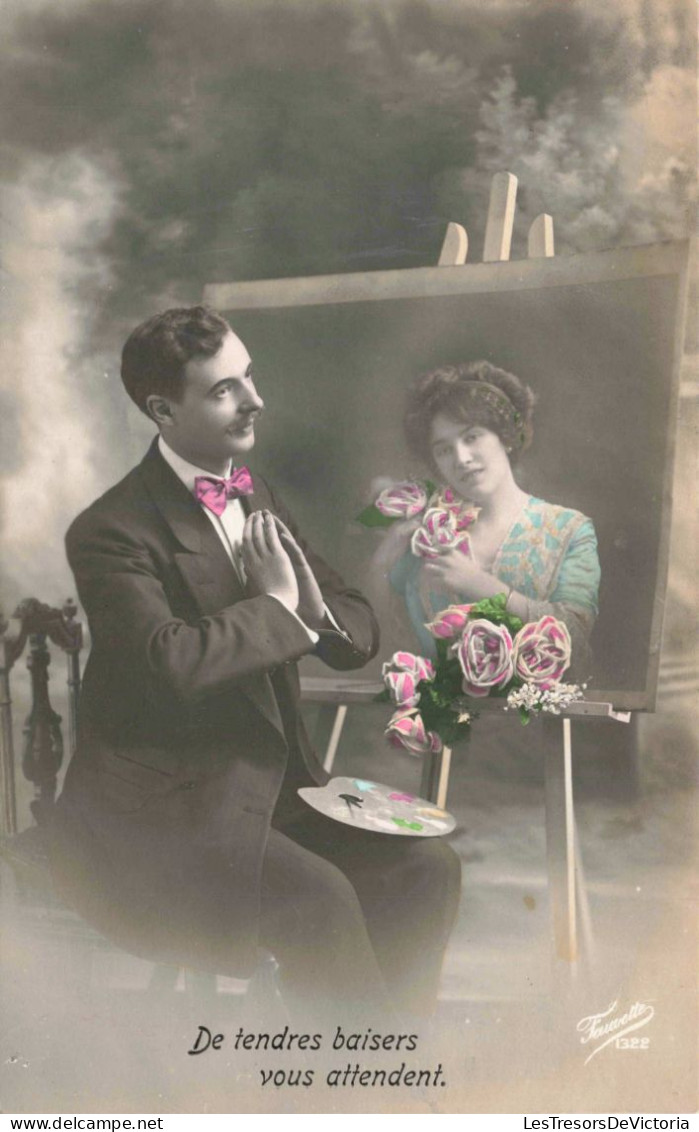 PHOTOGRAPHIE - Couple - Costume - Fleurs - De Tendres Baisers Vous Attendent - Carte Postale Ancienne - Expositions Universelles