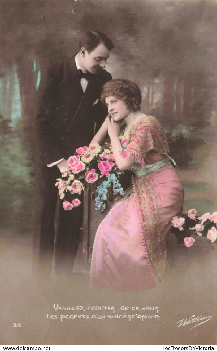 PHOTOGRAPHIE - Couple - Costume - Fleurs - Carte Postale Ancienne - Exposiciones Universales