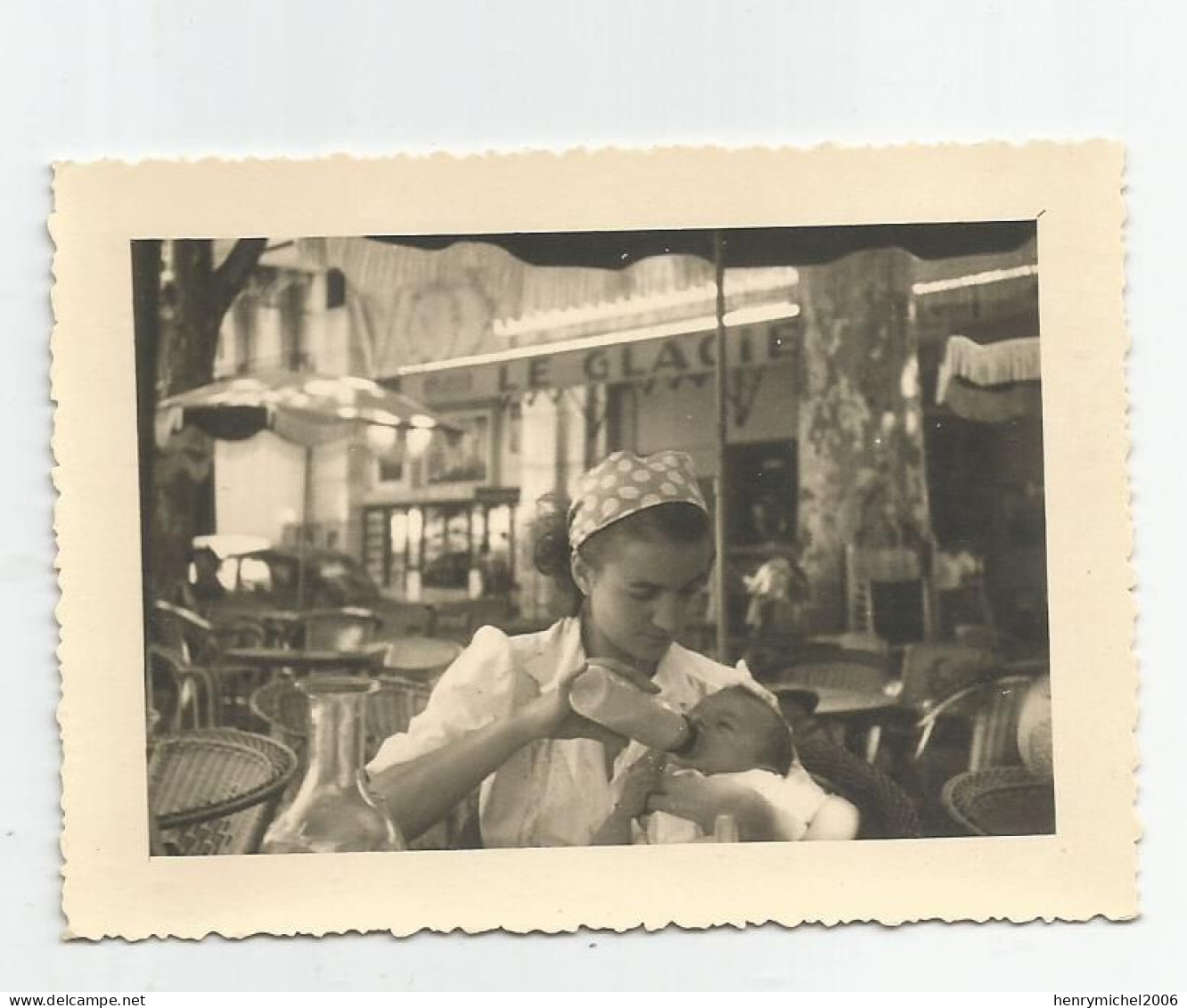 Photographie Avignon 84 Vaucluse Femme Denant Biberon Bébé Devant Le Bar Le Glacier En 1950 Photo 9,5x7 Cm Env - Personnes Anonymes