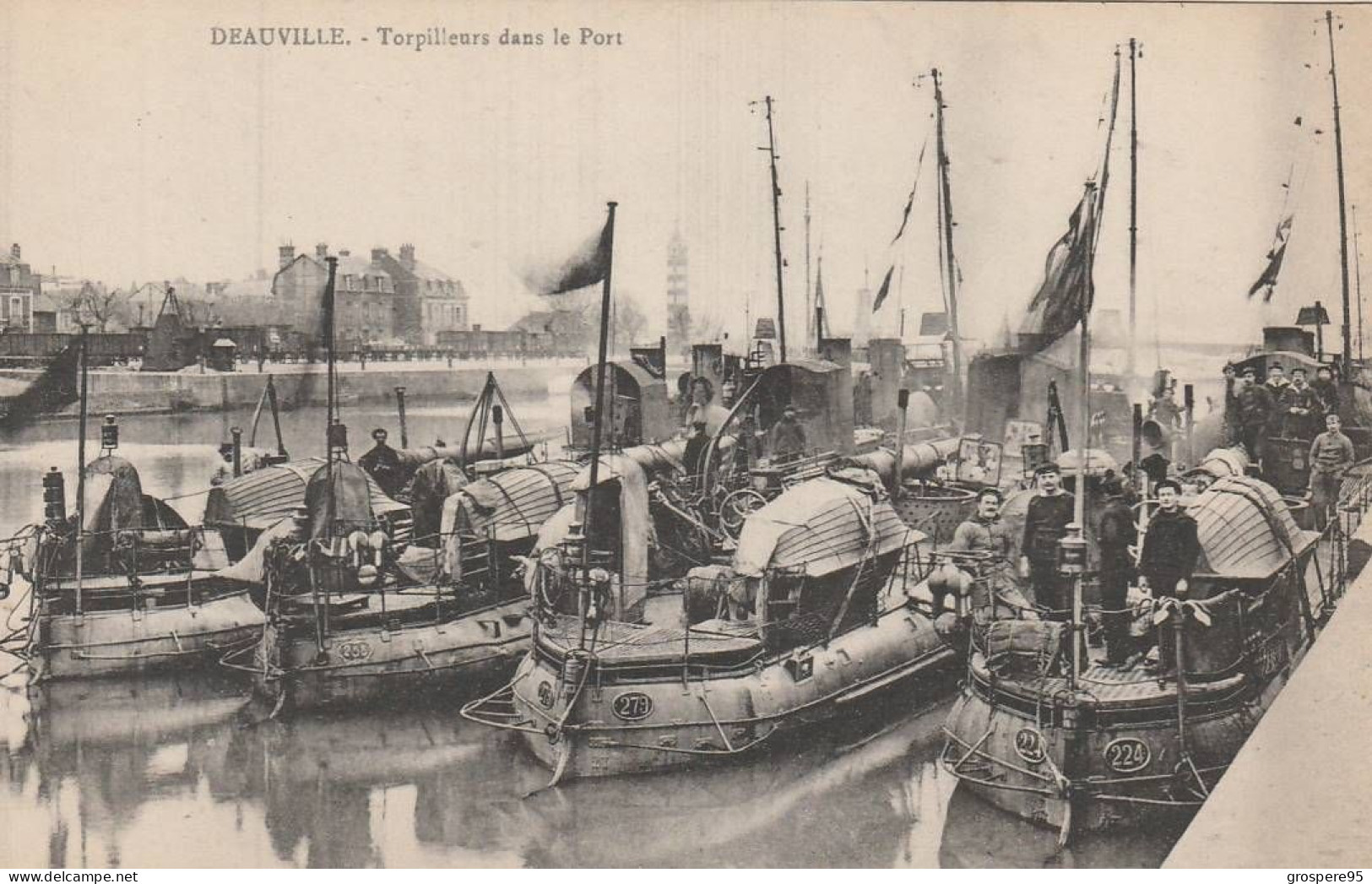 TORPILLEURS DANS LE PORT DEAUVILLE - Guerre