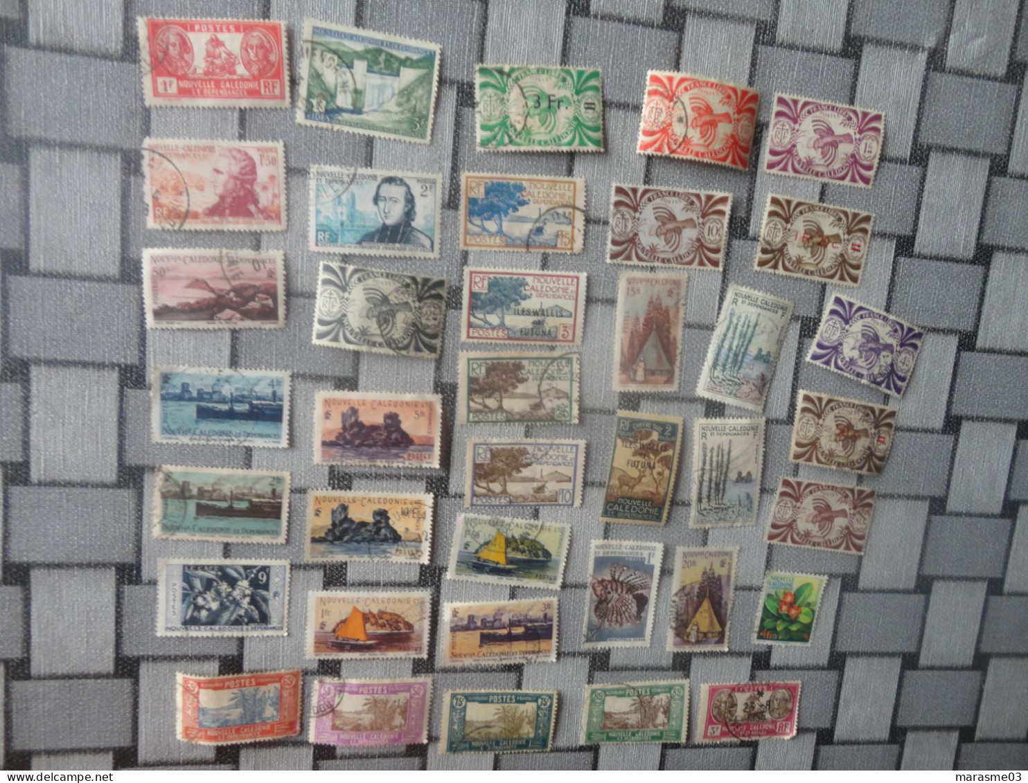 TIMBRES : NOUVELLE CADELONIE - LOT DE 30 TIMBRES DIFFERENTS - Collections, Lots & Séries