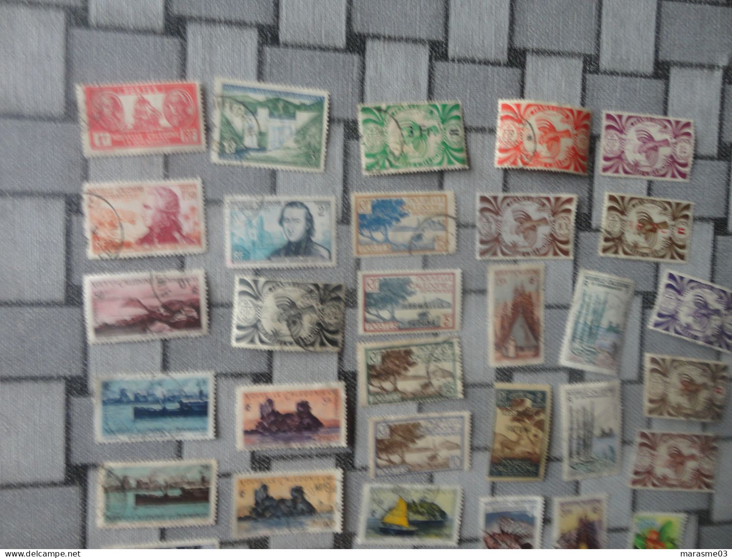 TIMBRES : NOUVELLE CADELONIE - LOT DE 30 TIMBRES DIFFERENTS - Lots & Serien