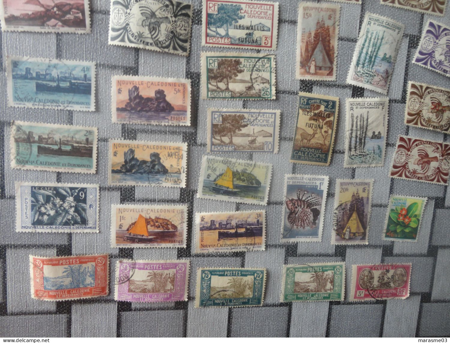 TIMBRES : NOUVELLE CADELONIE - LOT DE 30 TIMBRES DIFFERENTS - Collections, Lots & Séries