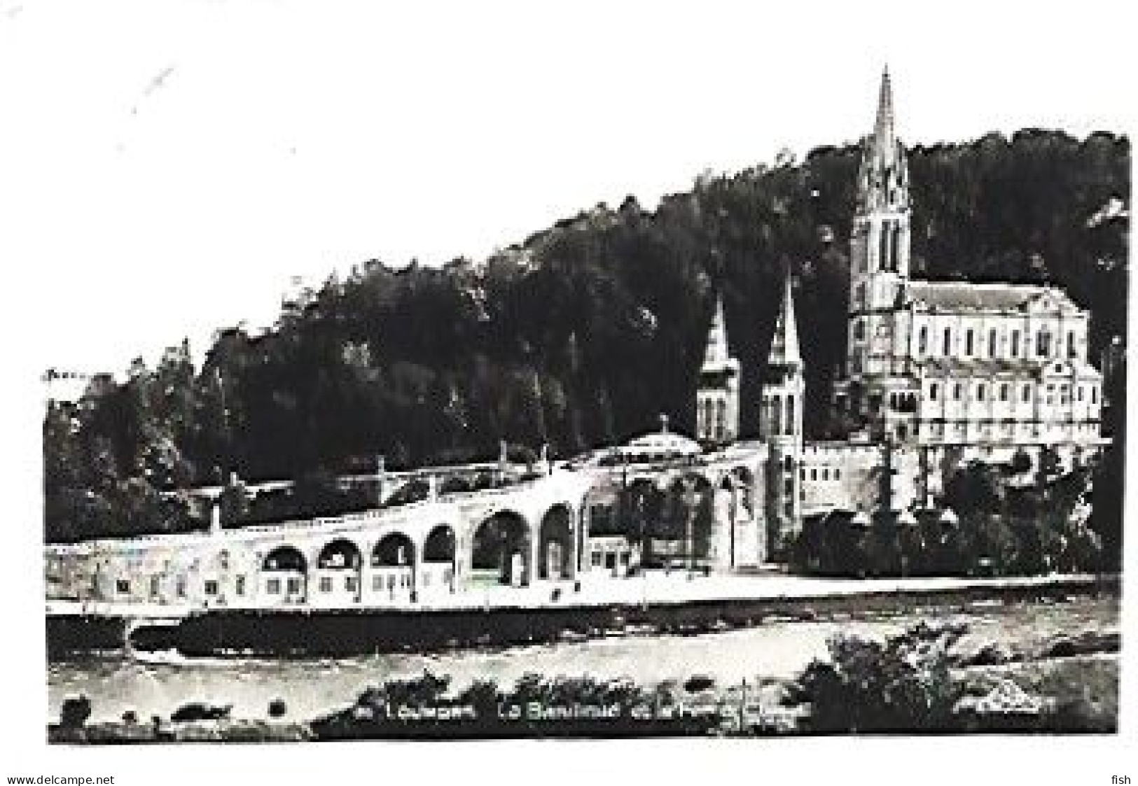 France & Marcofilia, Lourdes La Basilique Et Le Fer A Cheval, Faro Via Ambulância Beira Alta Portugal 1949 (21) - Kirchen U. Kathedralen