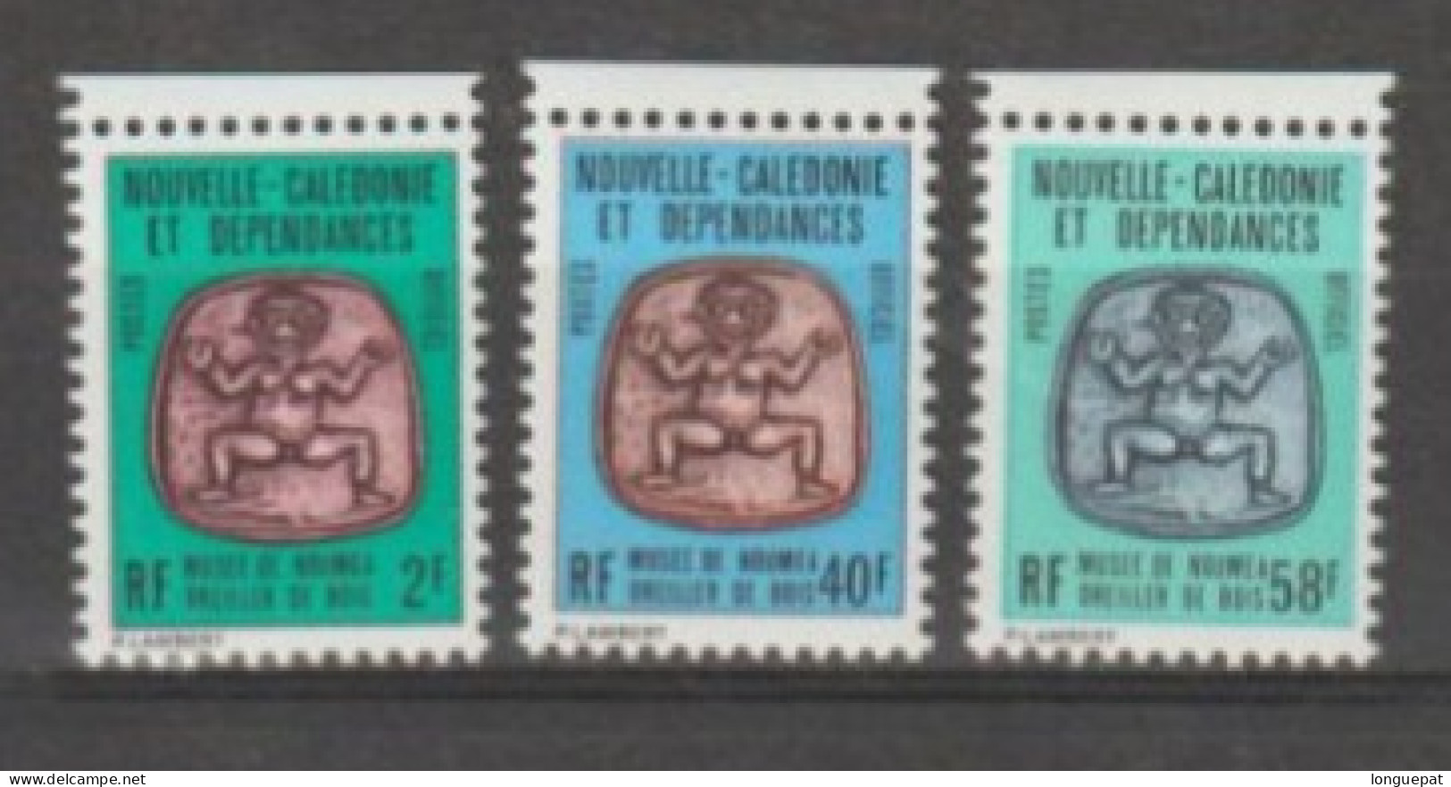 Nle Calédonie : Oreillers De Bois (Musée De Nouméa) - Oficiales