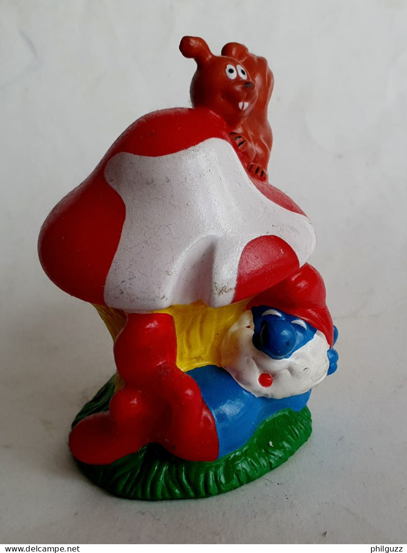 FIGURINE BOUCHON PRIME BIP 1996 GRAND SCHTROUMPF ASSOUPI SOUS UN CHAMPIGNON - Schlümpfe