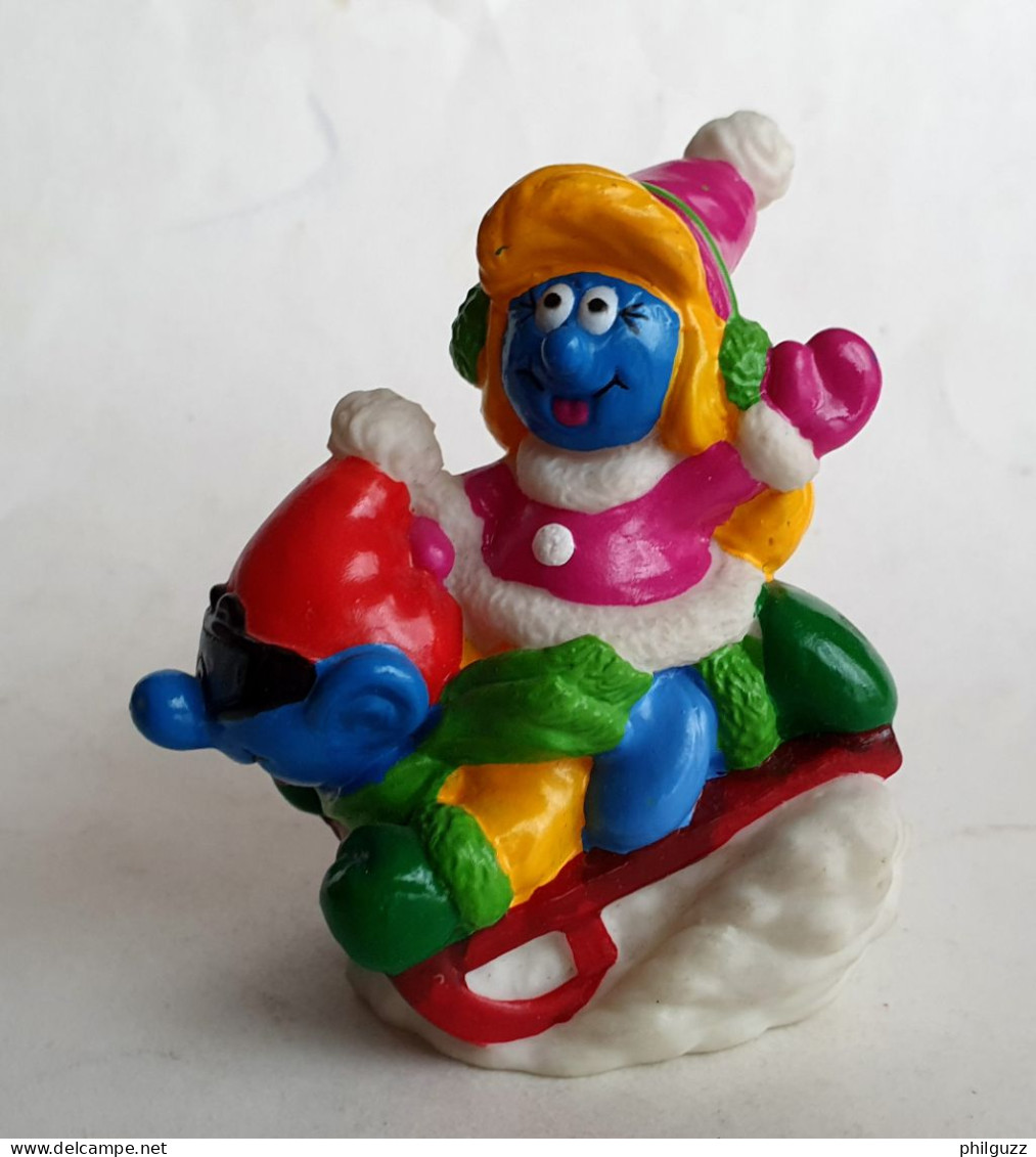 FIGURINE BOUCHON PRIME BIP 1997 SCHTROUMPF ET SCHTROUMPFETTE SUR UNE LUGE (1) - Smurfs