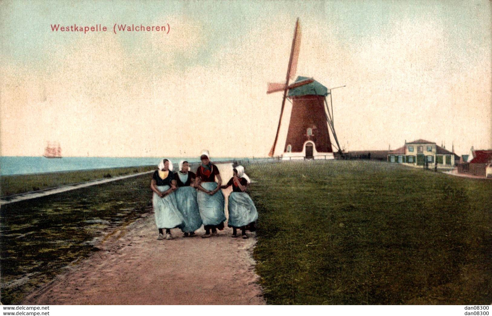 PAYS BAS WESTKAPELLE WALCHEREN 4 JEUNES FILLES MARCHANT SUR UN CHEMIN DE BORD DE MER UN MOULIN DERRIERE ELLES - Westkapelle