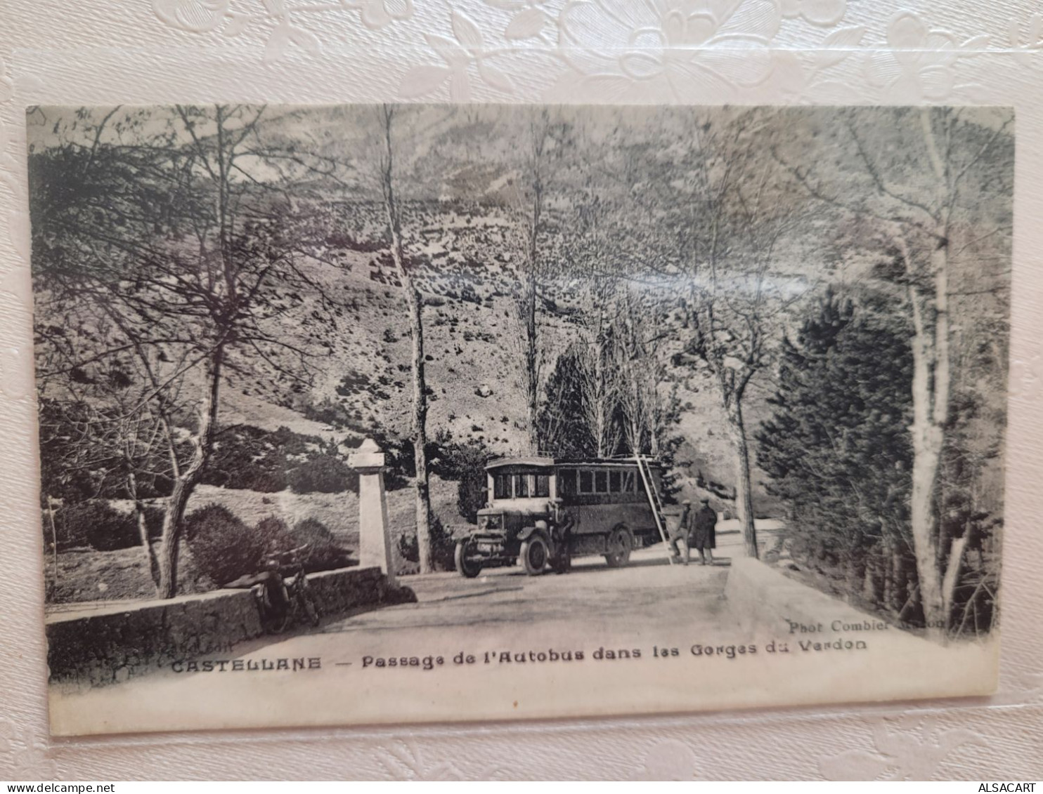 Castellane , Passage De L'autobus Dans Les Gorges Du Verdon - Castellane