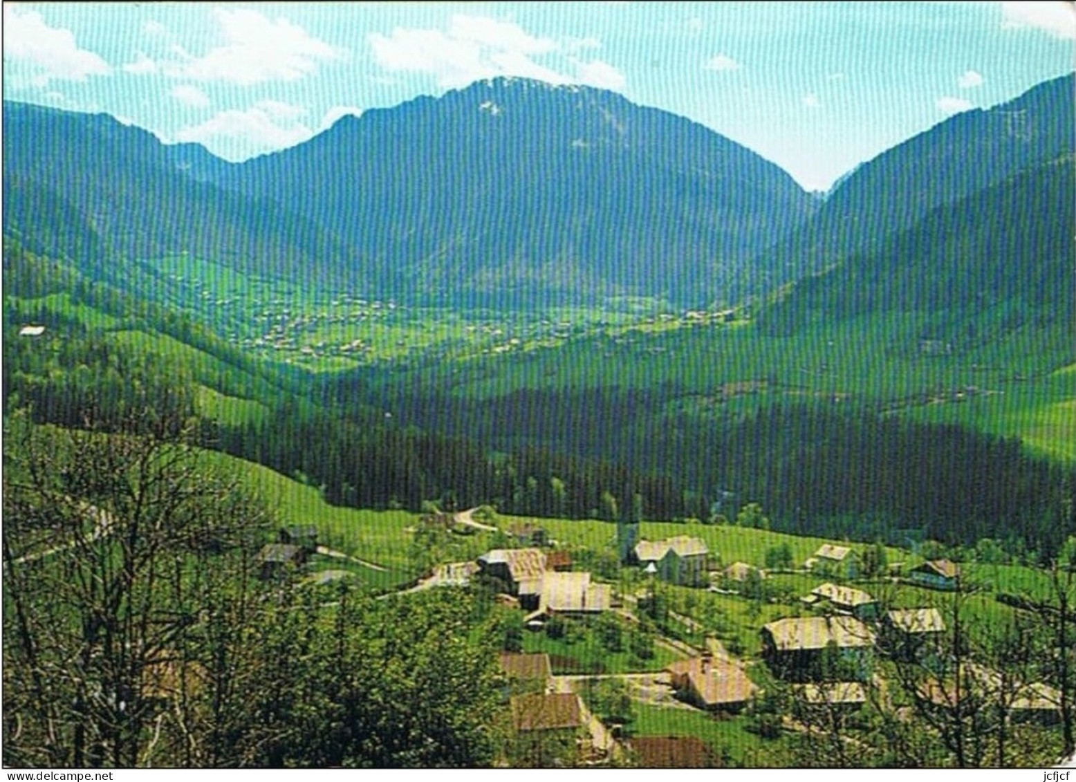 CPM..74..CHEVENOZ..LE CHEF LIEU..AU FOND VACHERESSE ET LA MONTAGNE D'HAUTIGNY - Chevenoz