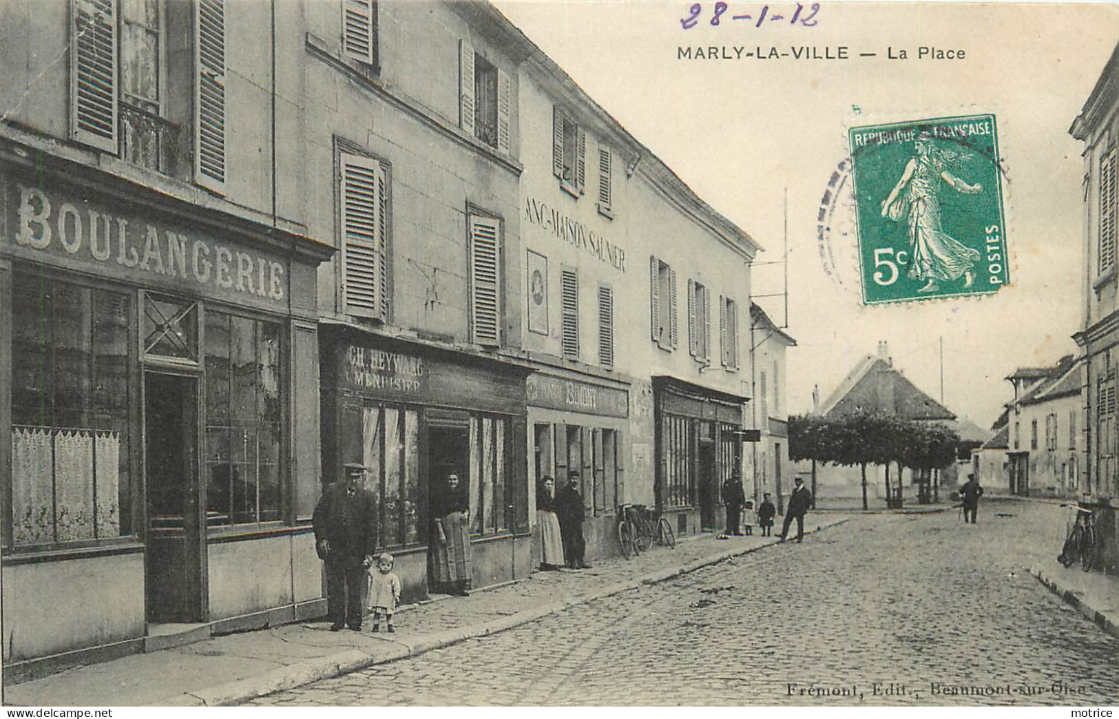 MARLY LA VILLE - La Place, Une Boulangerie. - Marly La Ville