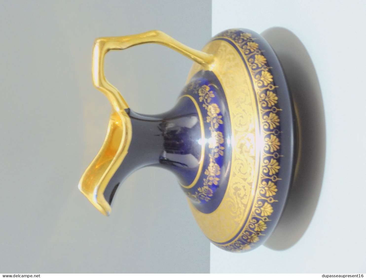 -JOLI PETIT VASE BLEU De FOUR LIMOGES BELLES DORURES Collection Déco Vitrine      E - Limoges (FRA)