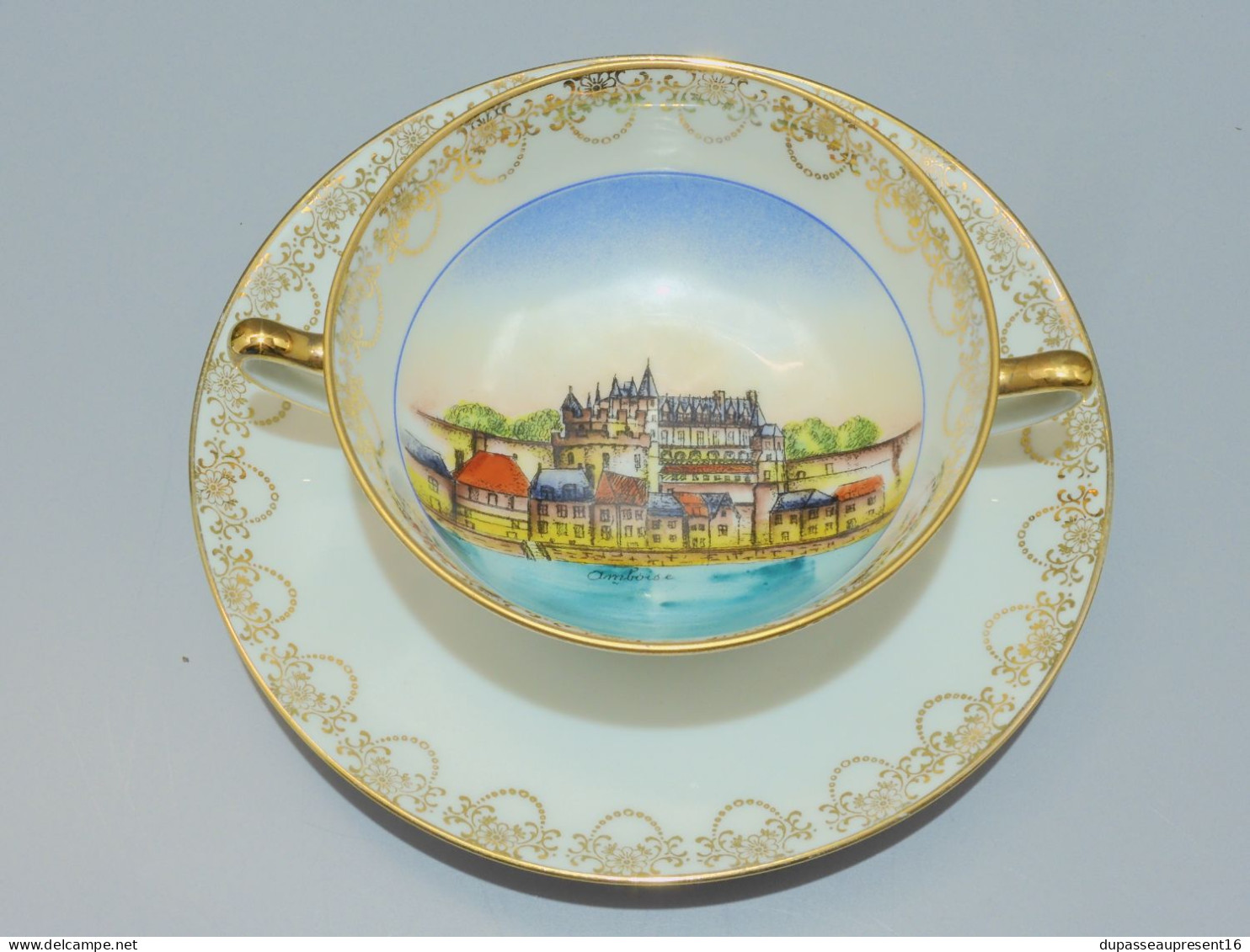 -JOLIE TASSE Et SA SOUCOUPE  CHATEAU D'AMBOISE PORCELAINE Limoges Décor Main    E - Limoges (FRA)